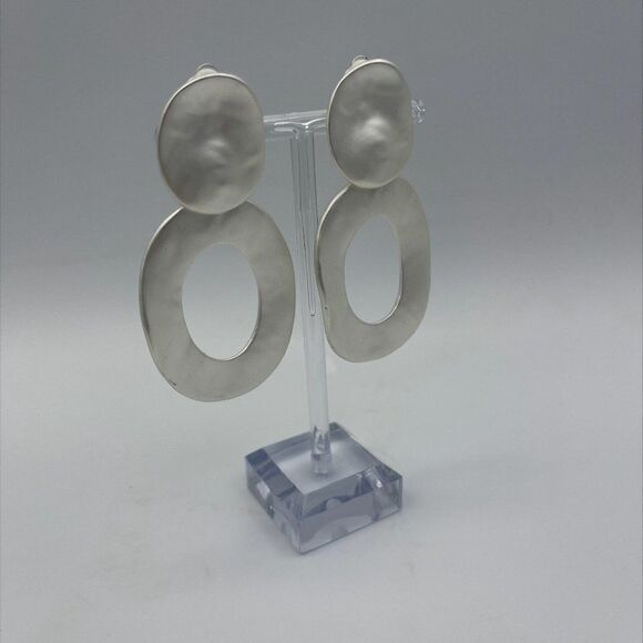 NWT matt silver double circle, clip on, statement size, geometric, on trend - Picture 2 of 15